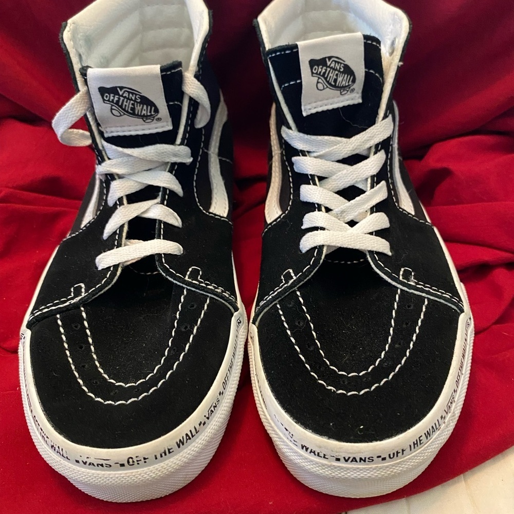 Vans SK8 HI Black & White Juniors Size 6
In Excellent Condition Barely Worn - Picture 2 of 6